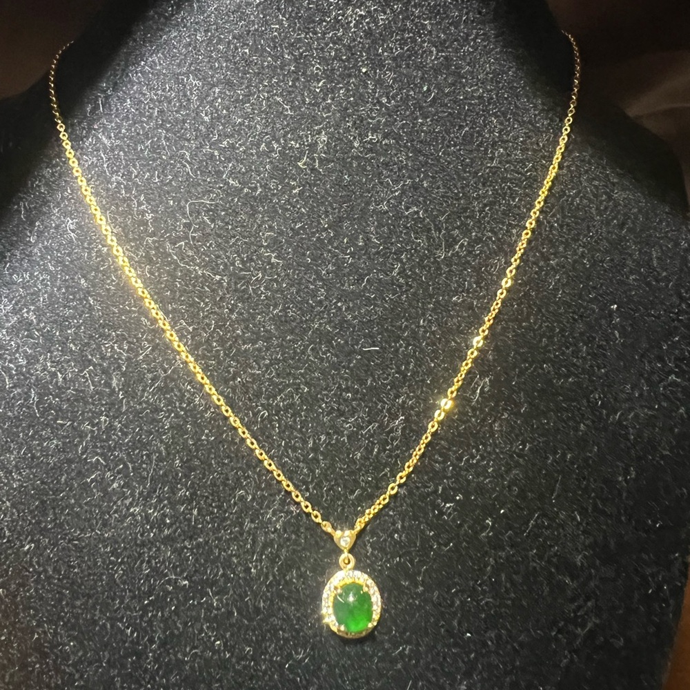 Elegant Gold Necklace with Green Pendant